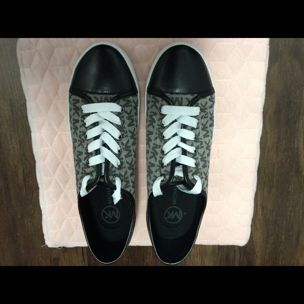 Michael Kohl’s size 8.5 sneakers